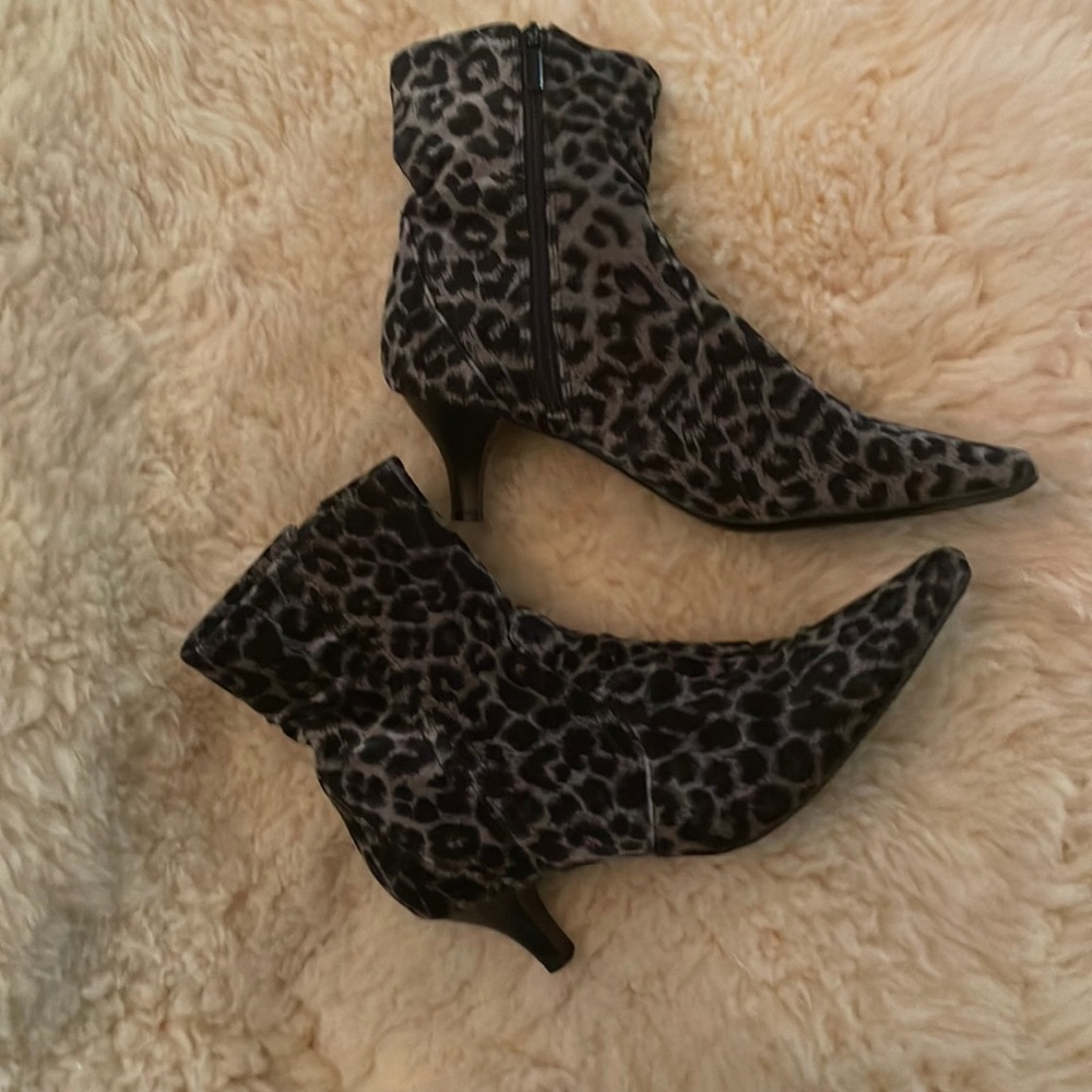 Apostrophe leopard booties